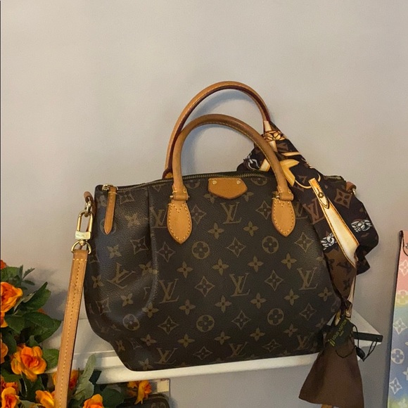 Louis Vuitton Handbags - Eye catching 💓LV crossbody💓
